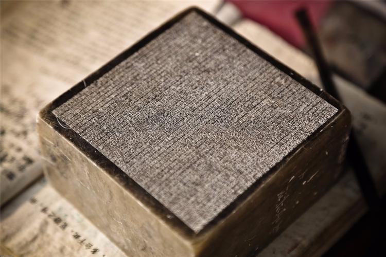 7旬老人方寸石头篆刻千余字 40年刻章苦无人传承